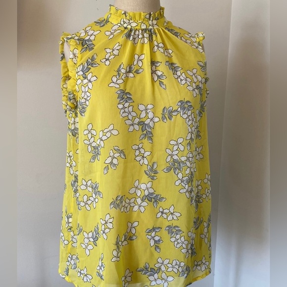 Who What Wear Tops - NWT!! Beautiful blouse yellow with white flower